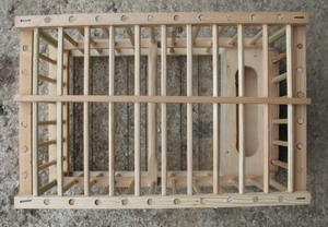 Cage � grive traditionnelle en bois, appelant dessus