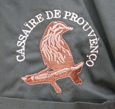 Chemisette Cassa�re de Prouv�n�o, logo brod�, d�tail du logo