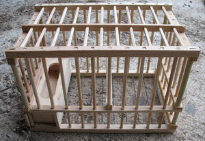 Cage à grive appelant traditionnelle en bois, côté Cage à grive appelant traditionnelle en bois, côté