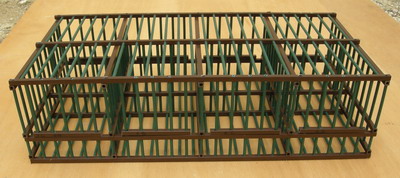 Cage à grive en plastique pour leur transport, face avant Cage à grive en plastique pour leur transport, face avant